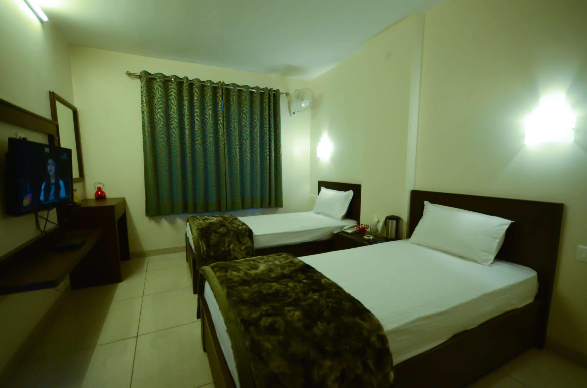 Hotel Sunday Inn Dźajpur Zewnętrze zdjęcie